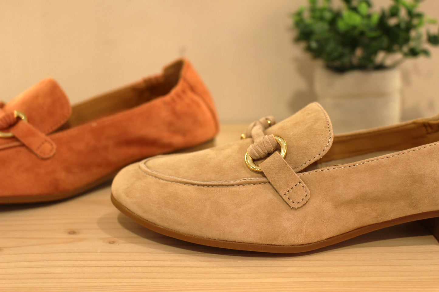 Chaussures MAMZELLE - Zoumi. Chaussures coupe mocassin en cuir velours de couleur beige, vert ou de couleur orange. Patte ton sur ton sur le coup de pied. Chaussures doublées cuir. Semelle externe en élastomère. Talon de 2 cm.