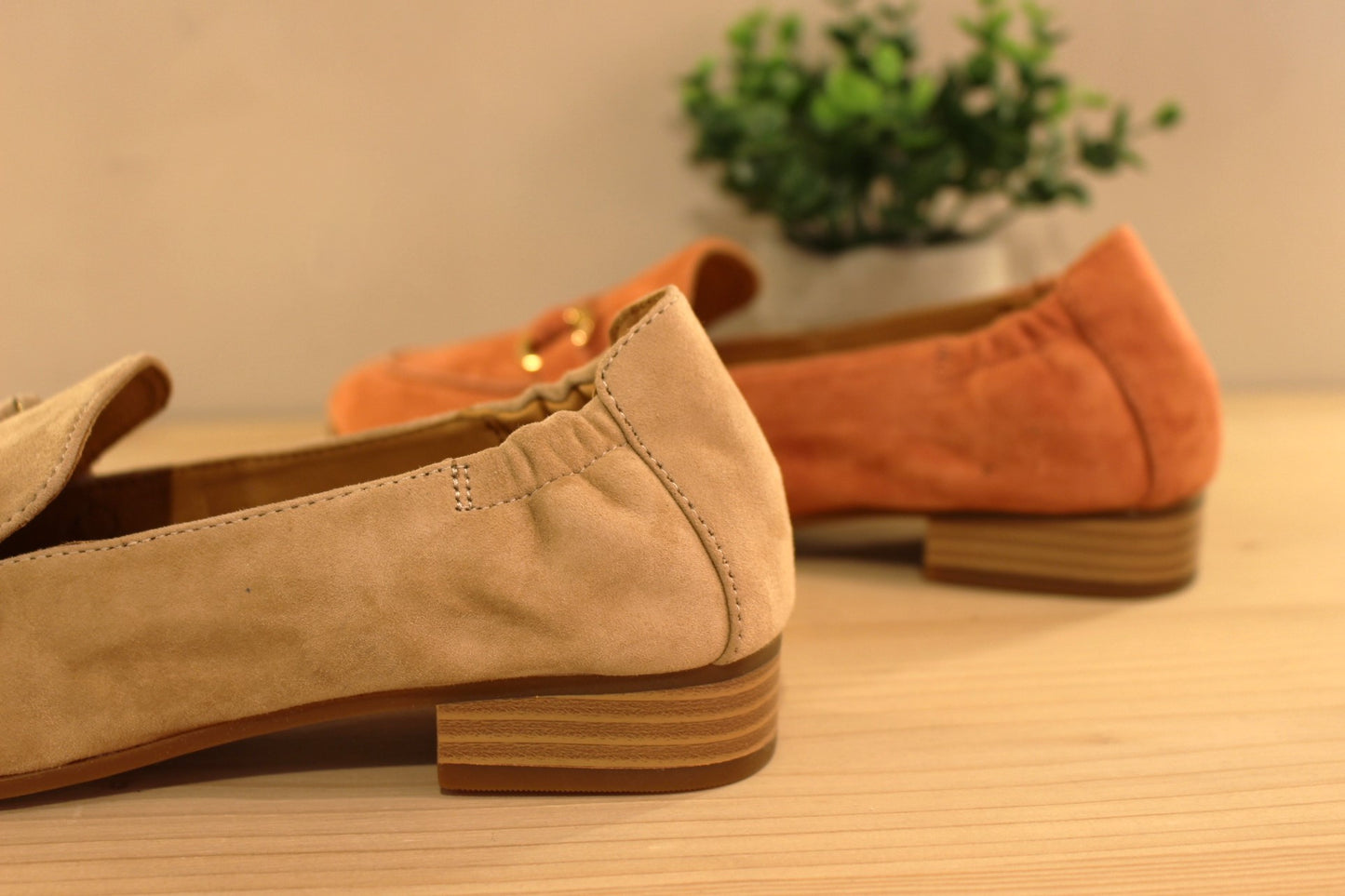 Chaussures MAMZELLE - Zoumi. Chaussures coupe mocassin en cuir velours de couleur beige, vert ou de couleur orange. Patte ton sur ton sur le coup de pied. Chaussures doublées cuir. Semelle externe en élastomère. Talon de 2 cm.