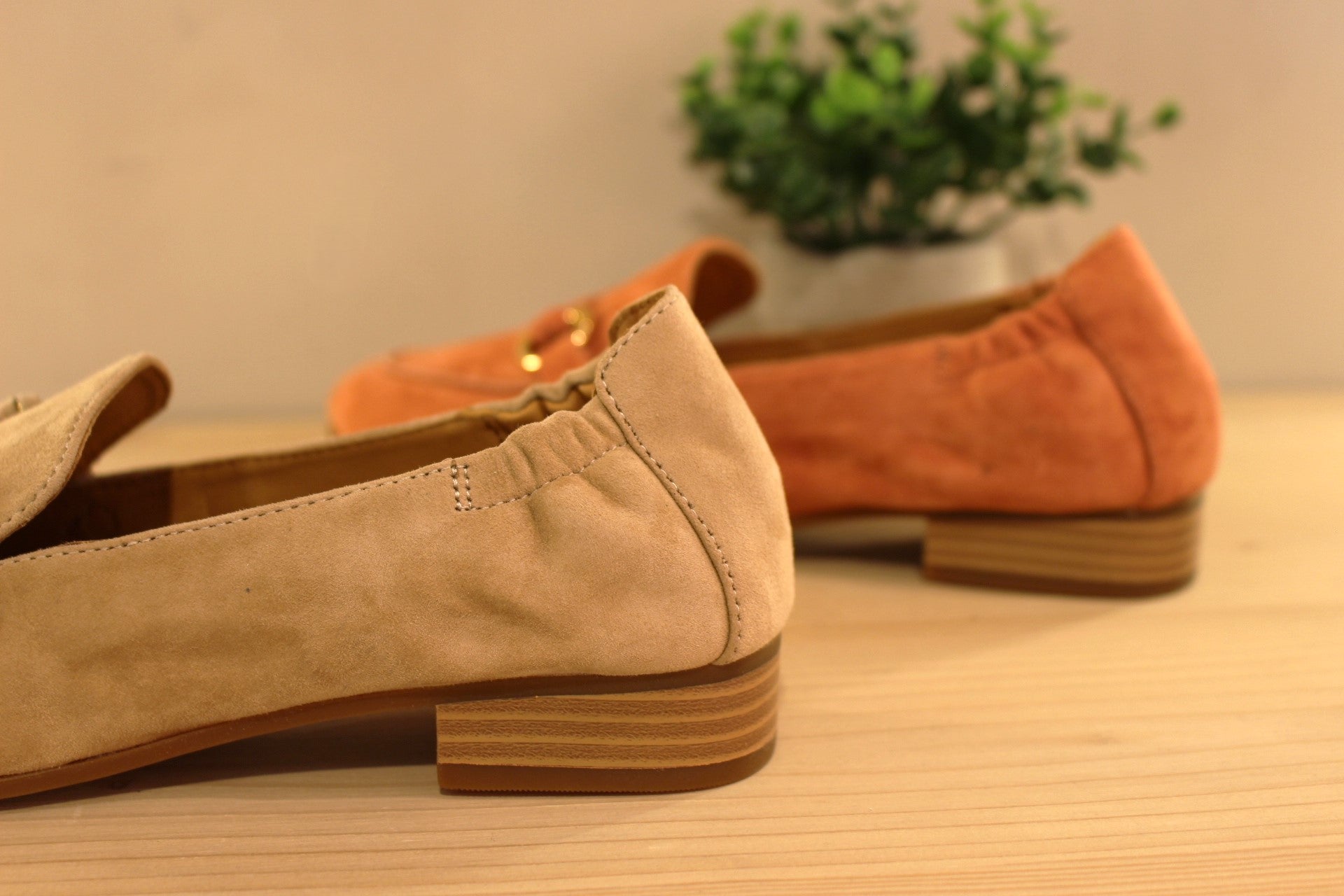 Chaussures MAMZELLE - Zoumi. Chaussures coupe mocassin en cuir velours de couleur beige, vert ou de couleur orange. Patte ton sur ton sur le coup de pied. Chaussures doublées cuir. Semelle externe en élastomère. Talon de 2 cm.