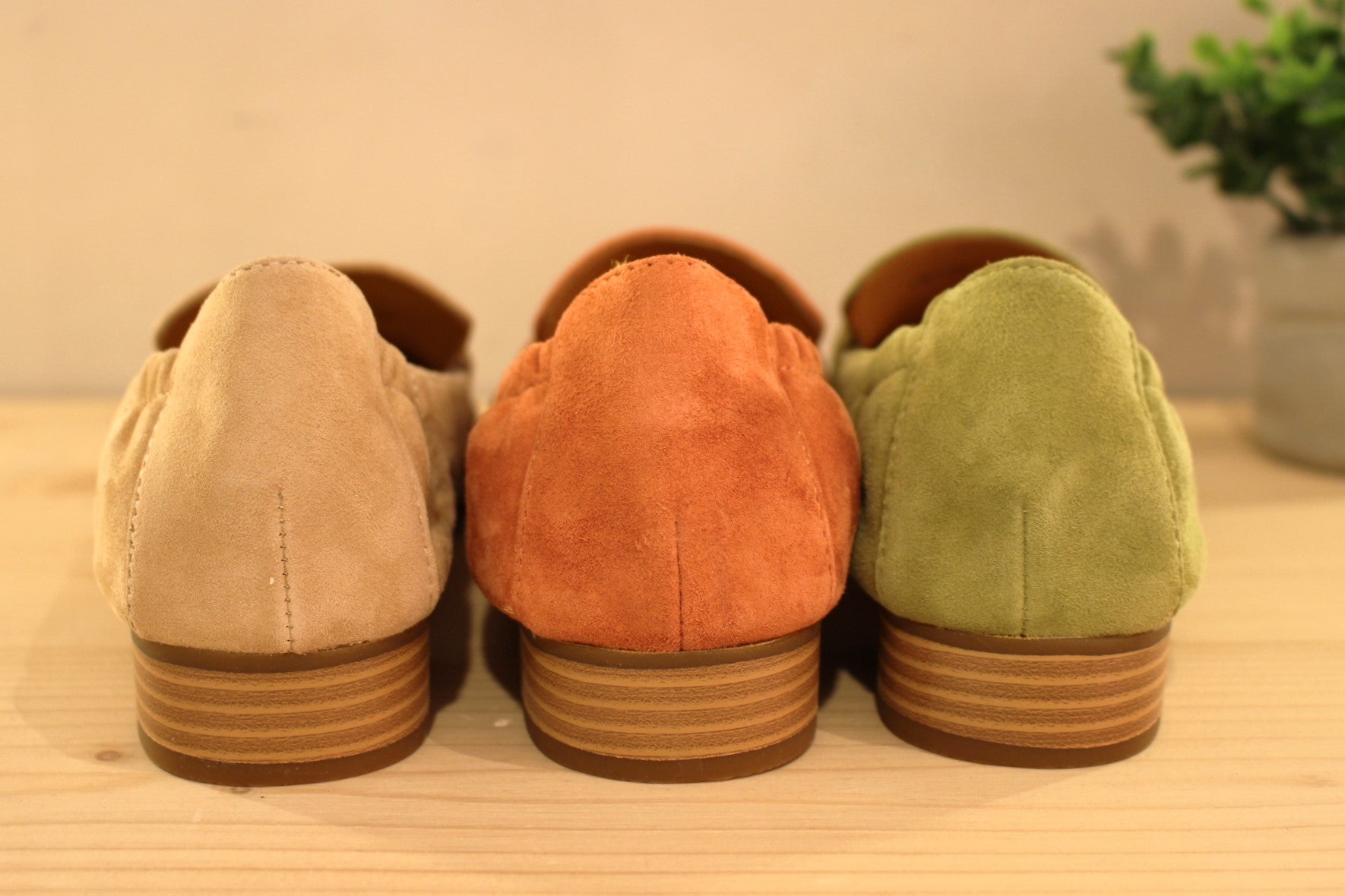 Chaussures MAMZELLE - Zoumi. Chaussures coupe mocassin en cuir velours de couleur beige, vert ou de couleur orange. Patte ton sur ton sur le coup de pied. Chaussures doublées cuir. Semelle externe en élastomère. Talon de 2 cm.