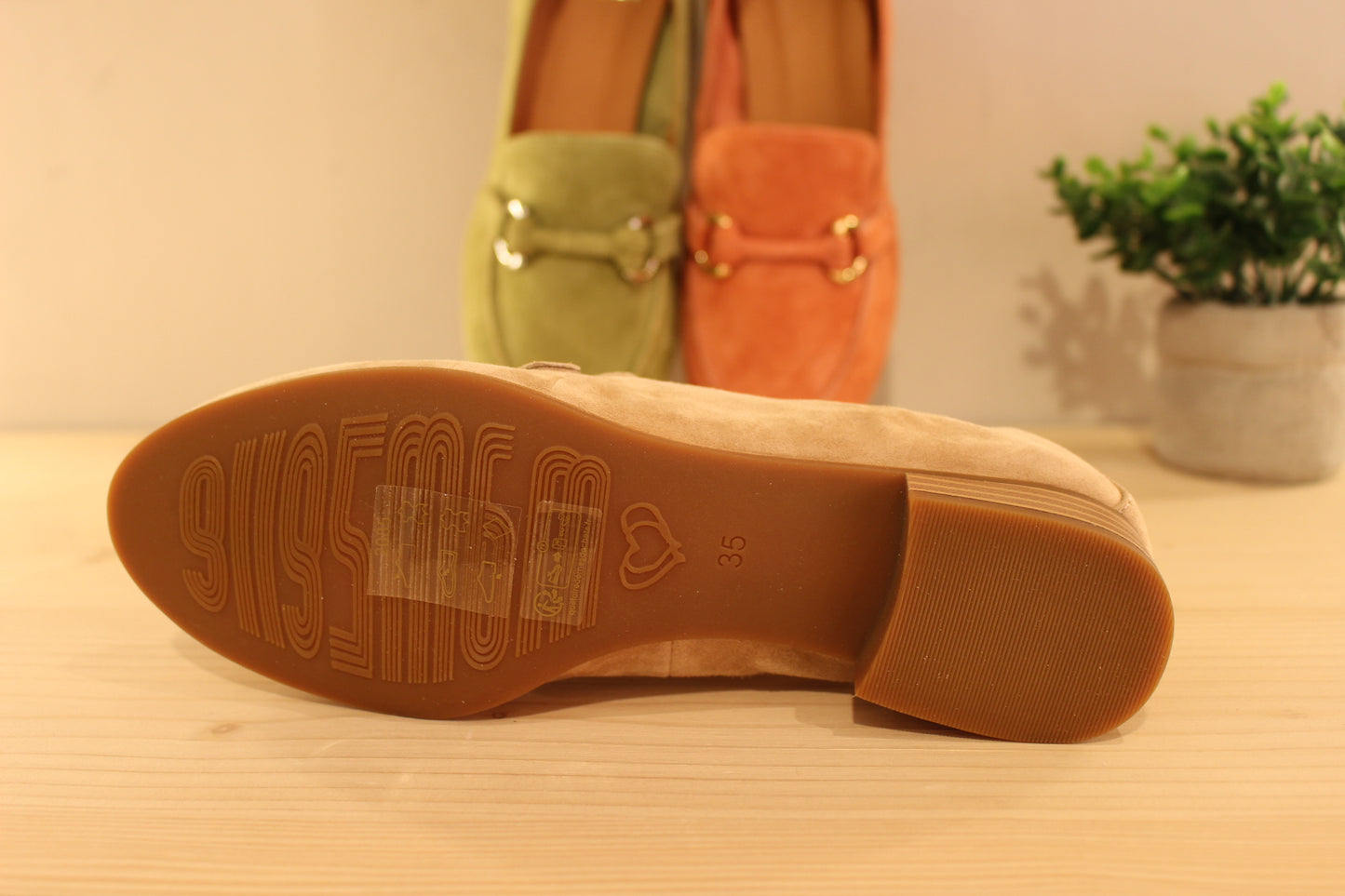 Chaussures MAMZELLE - Zoumi. Chaussures coupe mocassin en cuir velours de couleur beige, vert ou de couleur orange. Patte ton sur ton sur le coup de pied. Chaussures doublées cuir. Semelle externe en élastomère. Talon de 2 cm.