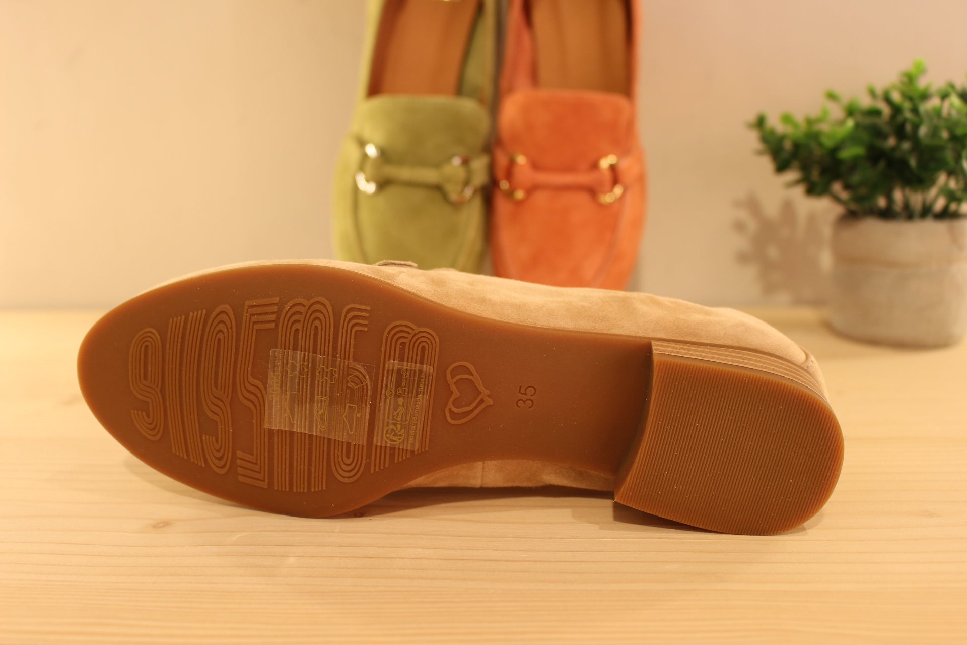 Chaussures MAMZELLE - Zoumi. Chaussures coupe mocassin en cuir velours de couleur beige, vert ou de couleur orange. Patte ton sur ton sur le coup de pied. Chaussures doublées cuir. Semelle externe en élastomère. Talon de 2 cm.