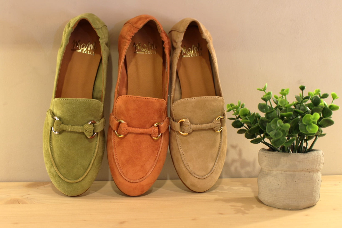 Chaussures MAMZELLE - Zoumi. Chaussures coupe mocassin en cuir velours de couleur beige, vert ou de couleur orange. Patte ton sur ton sur le coup de pied. Chaussures doublées cuir. Semelle externe en élastomère. Talon de 2 cm.