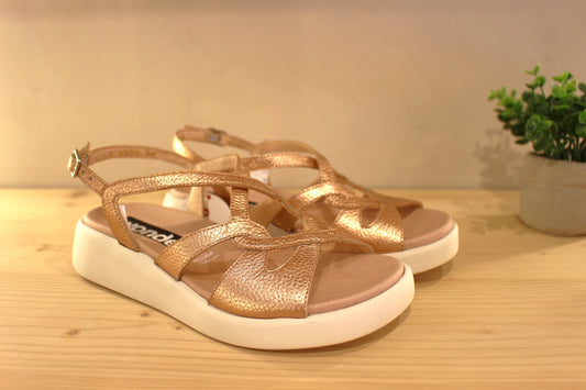 Sandale WONDERS en cuir grainé métallisé rosé. Serrage par boucle sur bride arrière