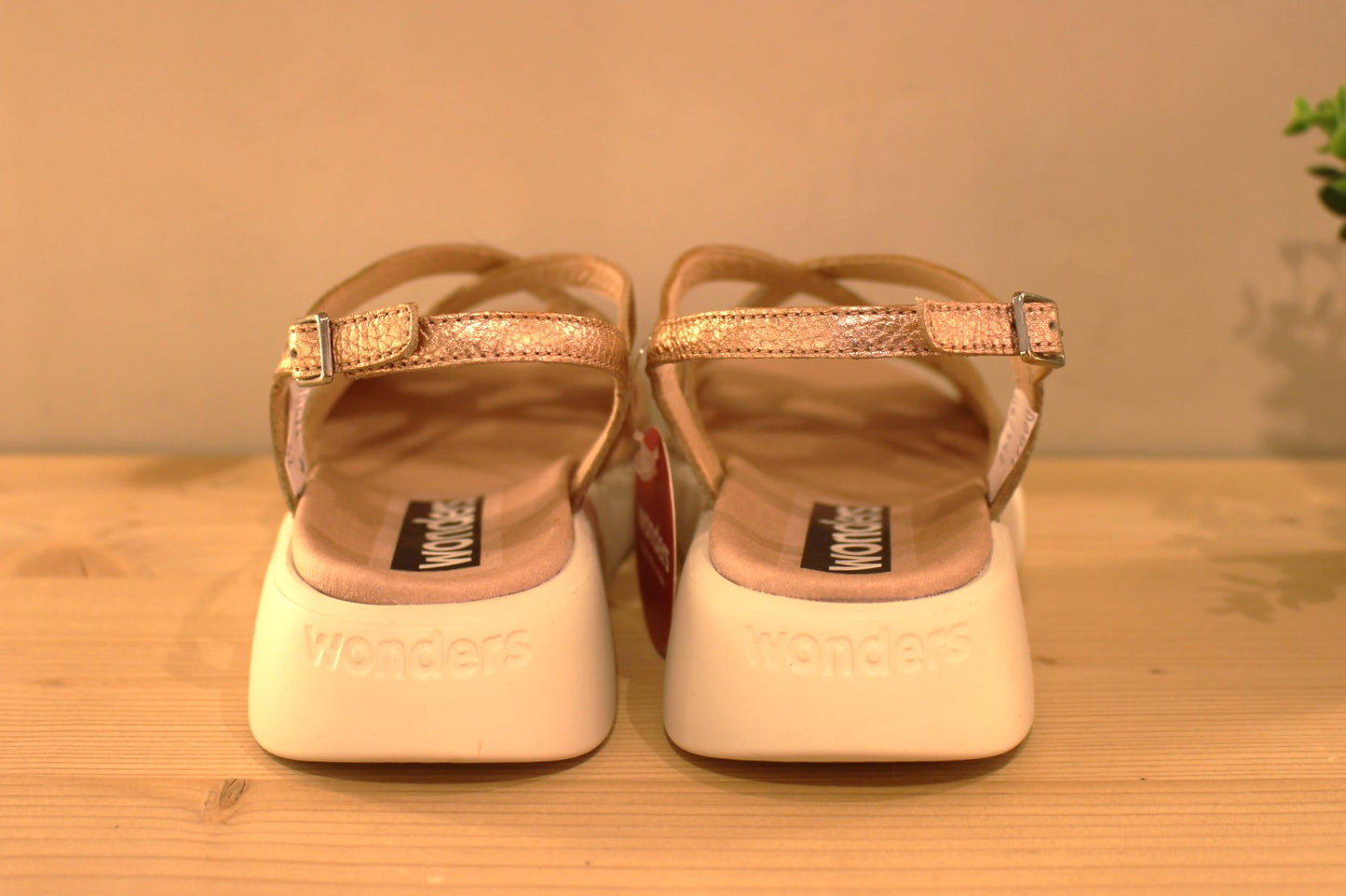 Sandale WONDERS en cuir grainé métallisé rosé. Serrage par boucle sur bride arrière
