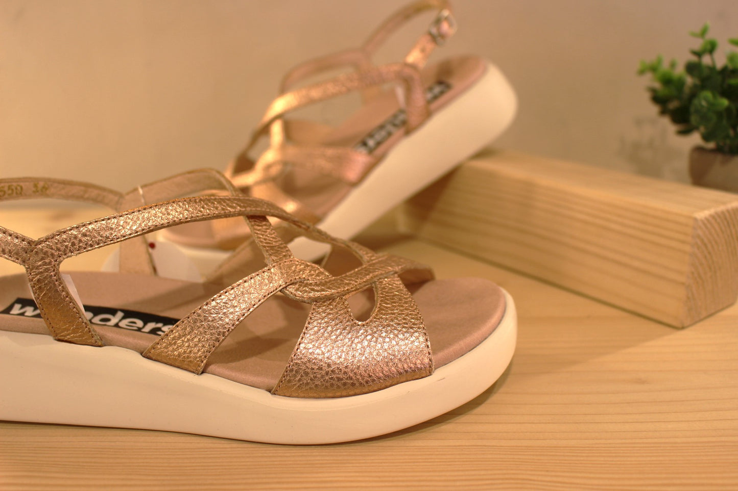 Sandale WONDERS en cuir grainé métallisé rosé. Serrage par boucle sur bride arrière