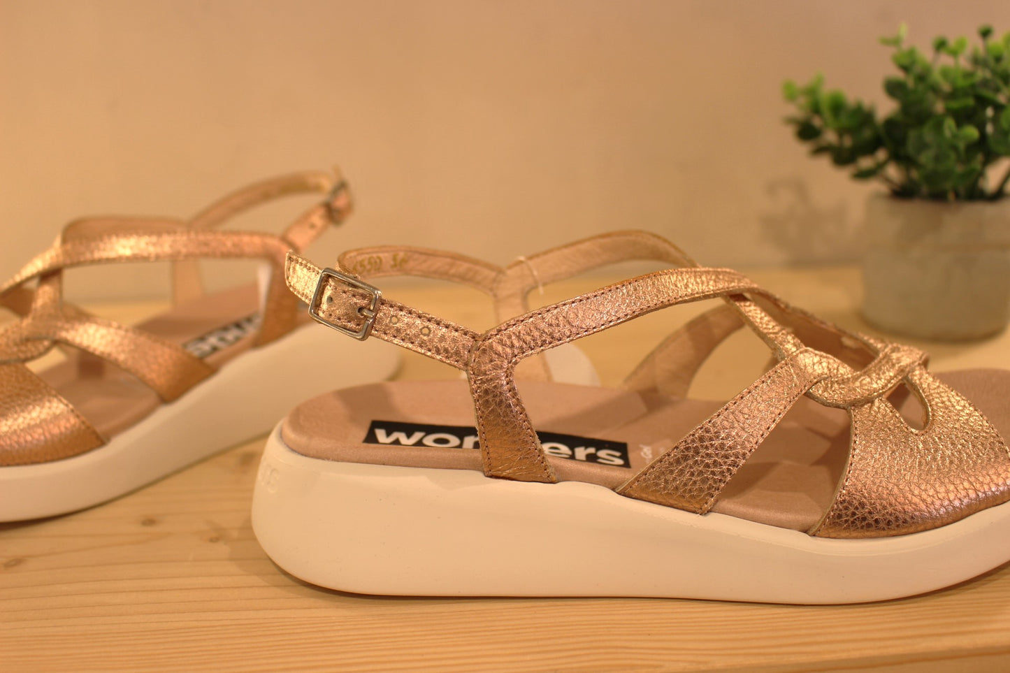 Sandale WONDERS en cuir grainé métallisé rosé. Serrage par boucle sur bride arrière