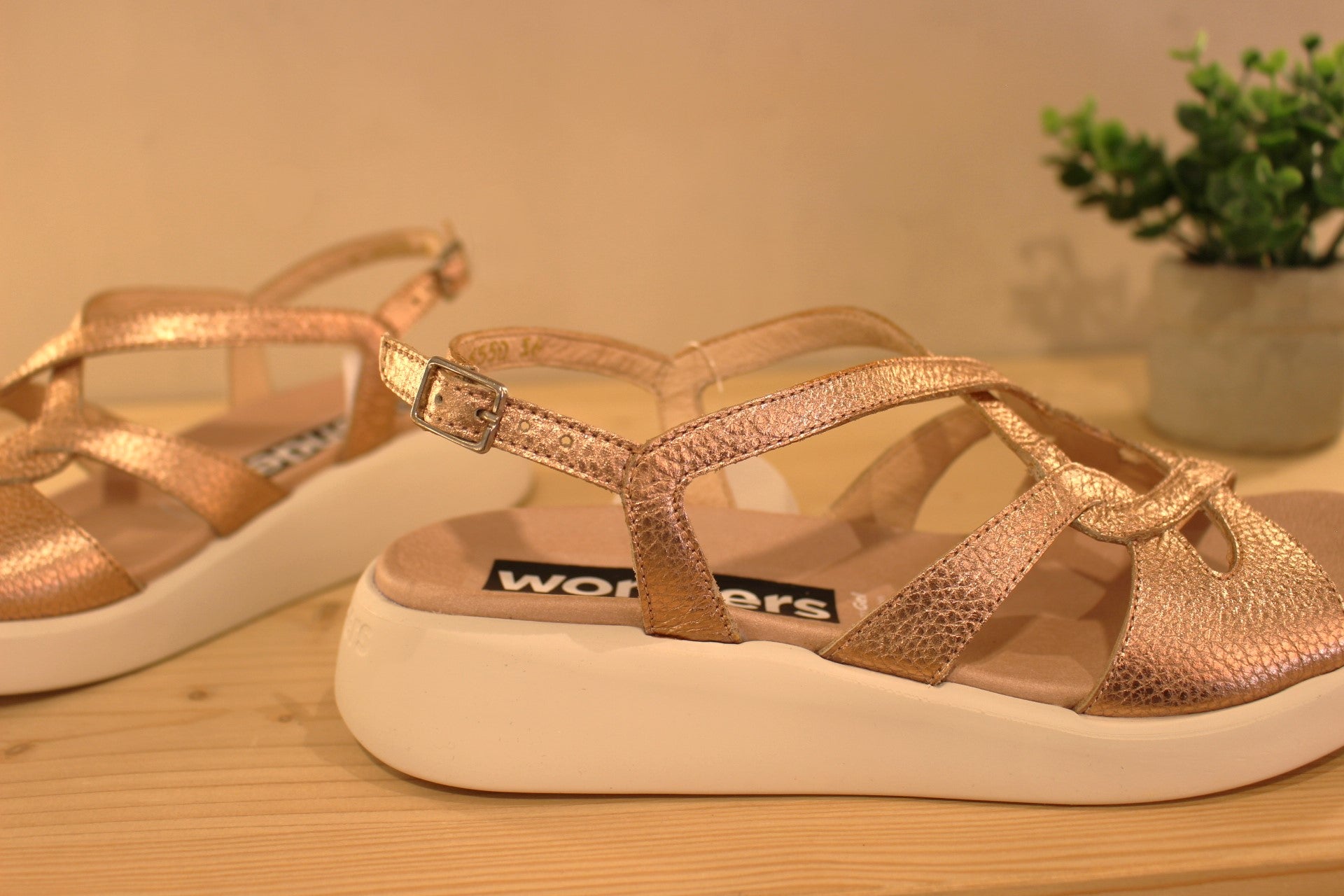 Sandale WONDERS en cuir grainé métallisé rosé. Serrage par boucle sur bride arrière
