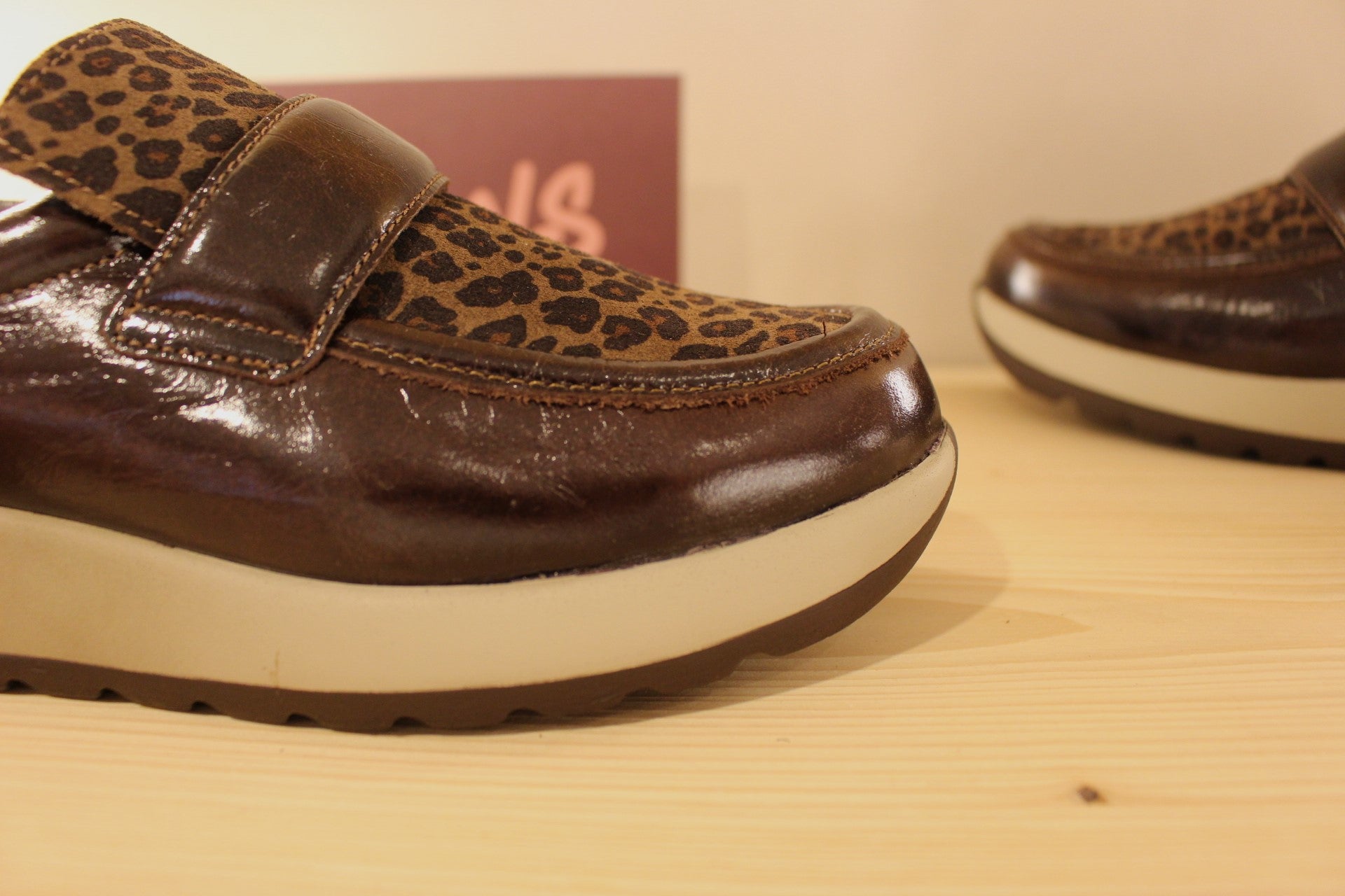 Mocassins REQINS en cuir vernis de couelur chocolat. Claque imprimée léopard ton sur ton. Métallisé bronze sur l'arrière