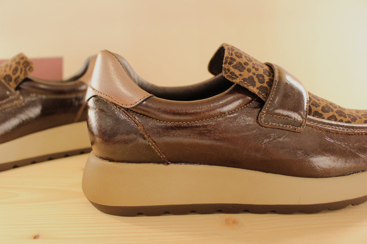 Mocassins REQINS en cuir vernis de couelur chocolat. Claque imprimée léopard ton sur ton. Métallisé bronze sur l'arrière