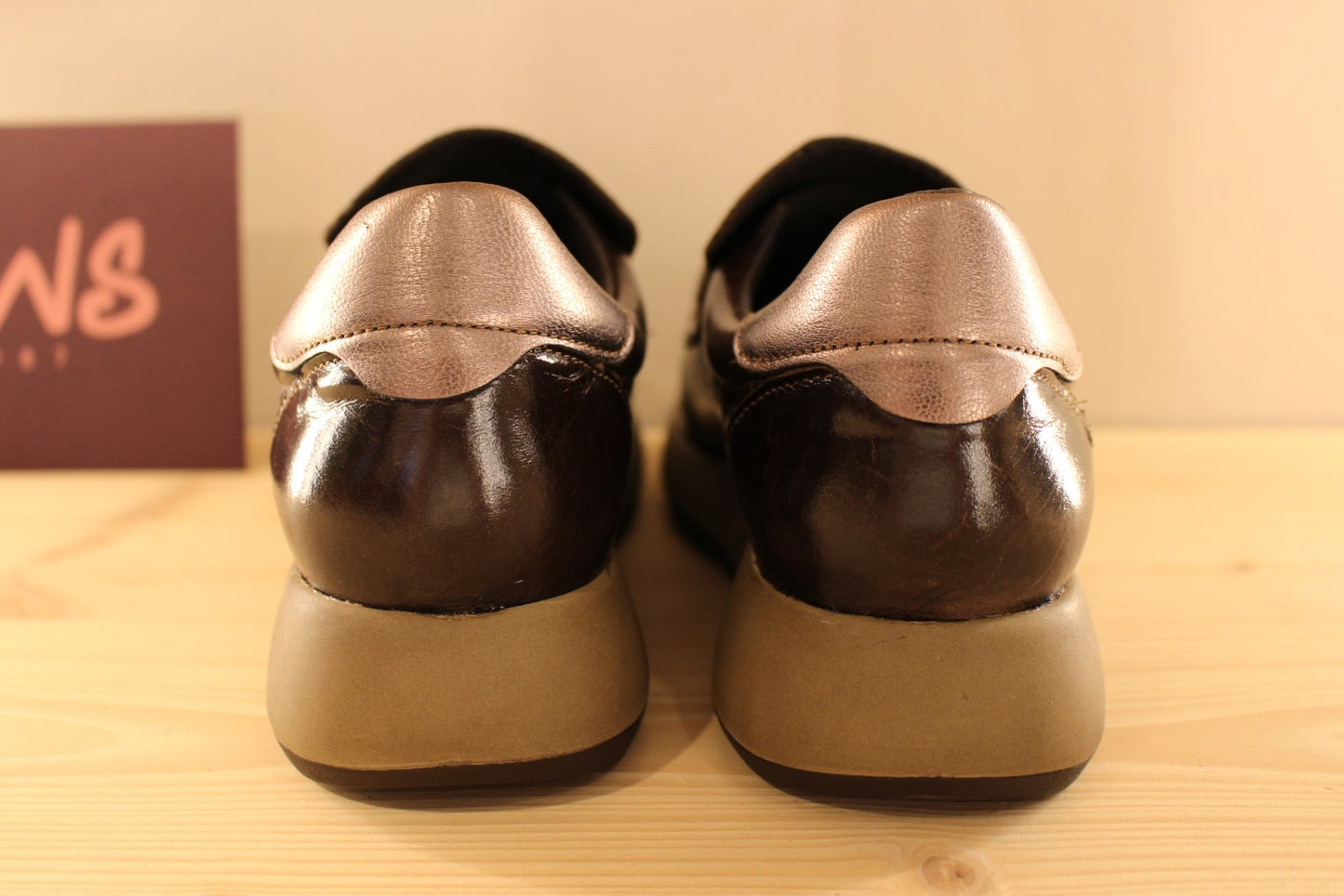 Mocassins REQINS en cuir vernis de couelur chocolat. Claque imprimée léopard ton sur ton. Métallisé bronze sur l'arrière