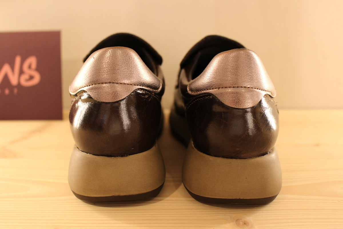 Mocassins REQINS en cuir vernis de couelur chocolat. Claque imprimée léopard ton sur ton. Métallisé bronze sur l'arrière
