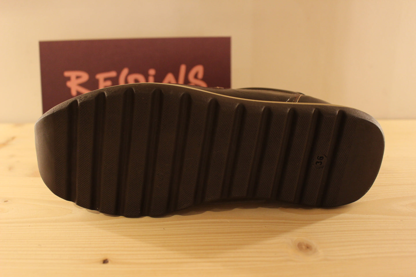 Mocassins REQINS en cuir vernis de couelur chocolat. Claque imprimée léopard ton sur ton. Métallisé bronze sur l'arrière