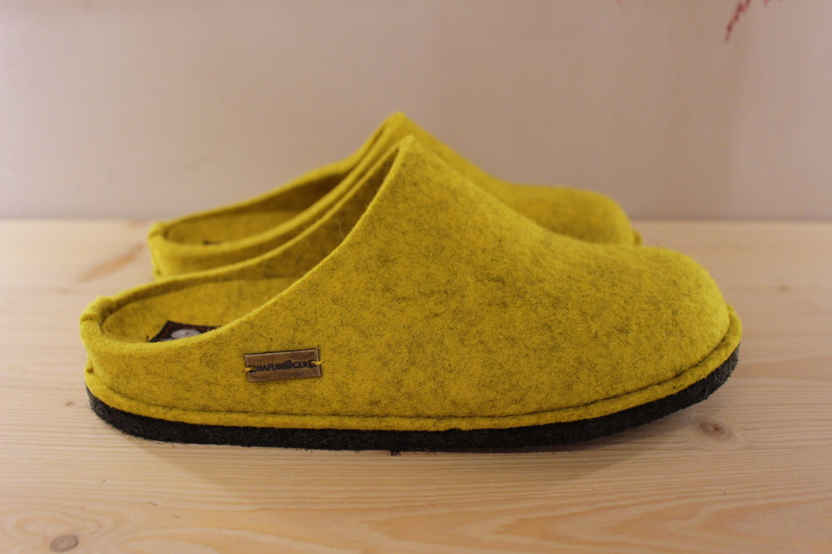 Chaussons Haflinger en pure laine de couleur curry. Chaussons doublées laine ton sur ton. Semelle interne avec voûte plantaire ton sur ton
