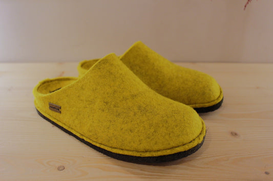 Chaussons Haflinger en pure laine de couleur curry. Chaussons doublées laine ton sur ton. Semelle interne avec voûte plantaire ton sur ton