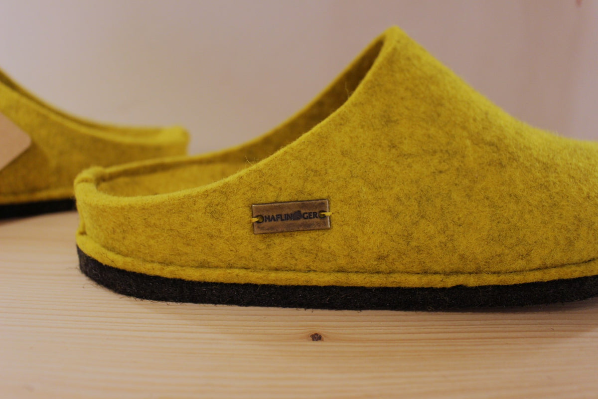 Chaussons Haflinger en pure laine de couleur curry. Chaussons doublées laine ton sur ton. Semelle interne avec voûte plantaire ton sur ton
