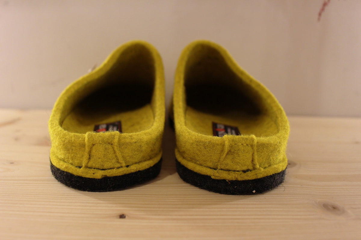 Chaussons Haflinger en pure laine de couleur curry. Chaussons doublées laine ton sur ton. Semelle interne avec voûte plantaire ton sur ton