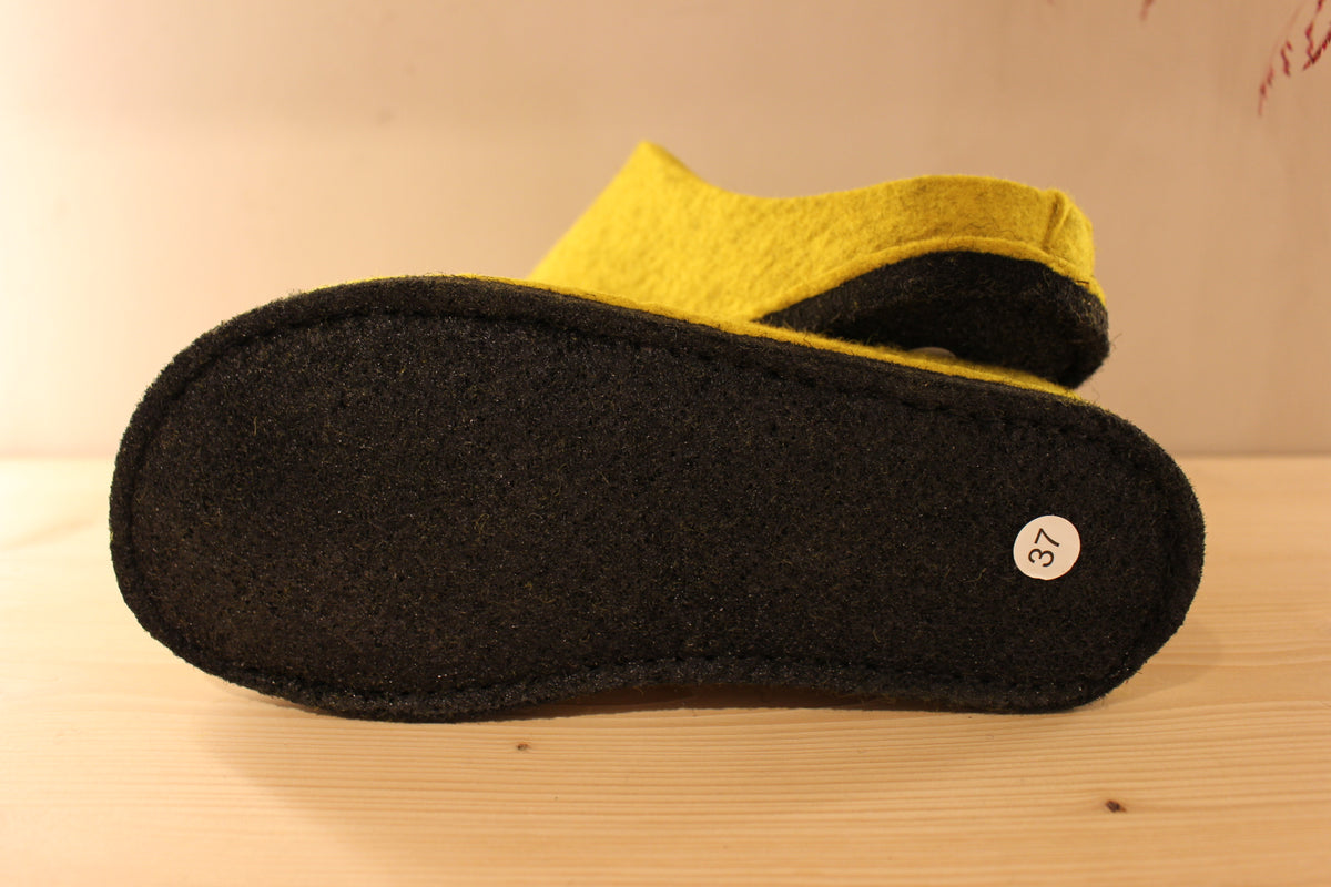 Chaussons Haflinger en pure laine de couleur curry. Chaussons doublées laine ton sur ton. Semelle interne avec voûte plantaire ton sur ton