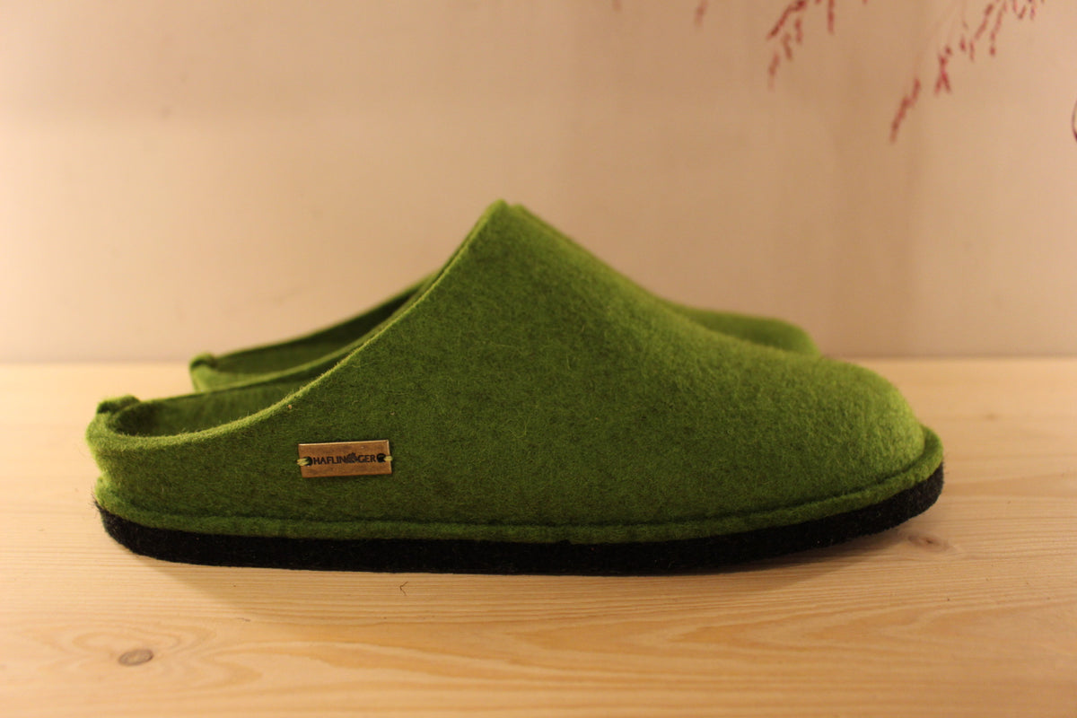 Chaussons Haflinger en pure laine de couleur vert. Chaussons doublées laine ton sur ton. Semelle interne avec voûte plantaire ton sur ton