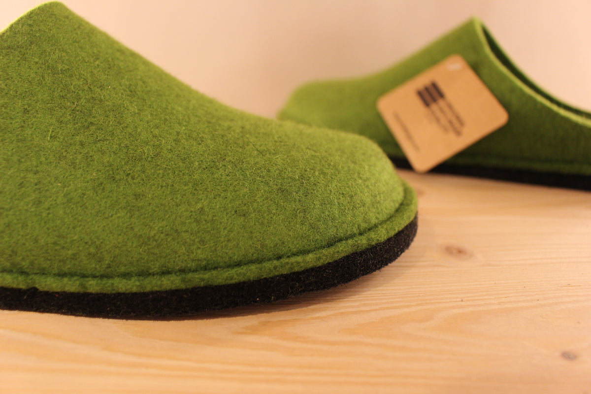 Chaussons Haflinger en pure laine de couleur vert. Chaussons doublées laine ton sur ton. Semelle interne avec voûte plantaire ton sur ton