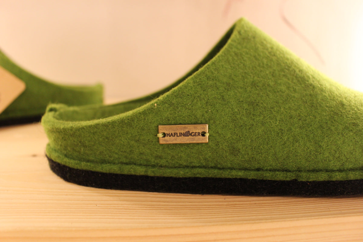 Chaussons Haflinger en pure laine de couleur vert. Chaussons doublées laine ton sur ton. Semelle interne avec voûte plantaire ton sur ton