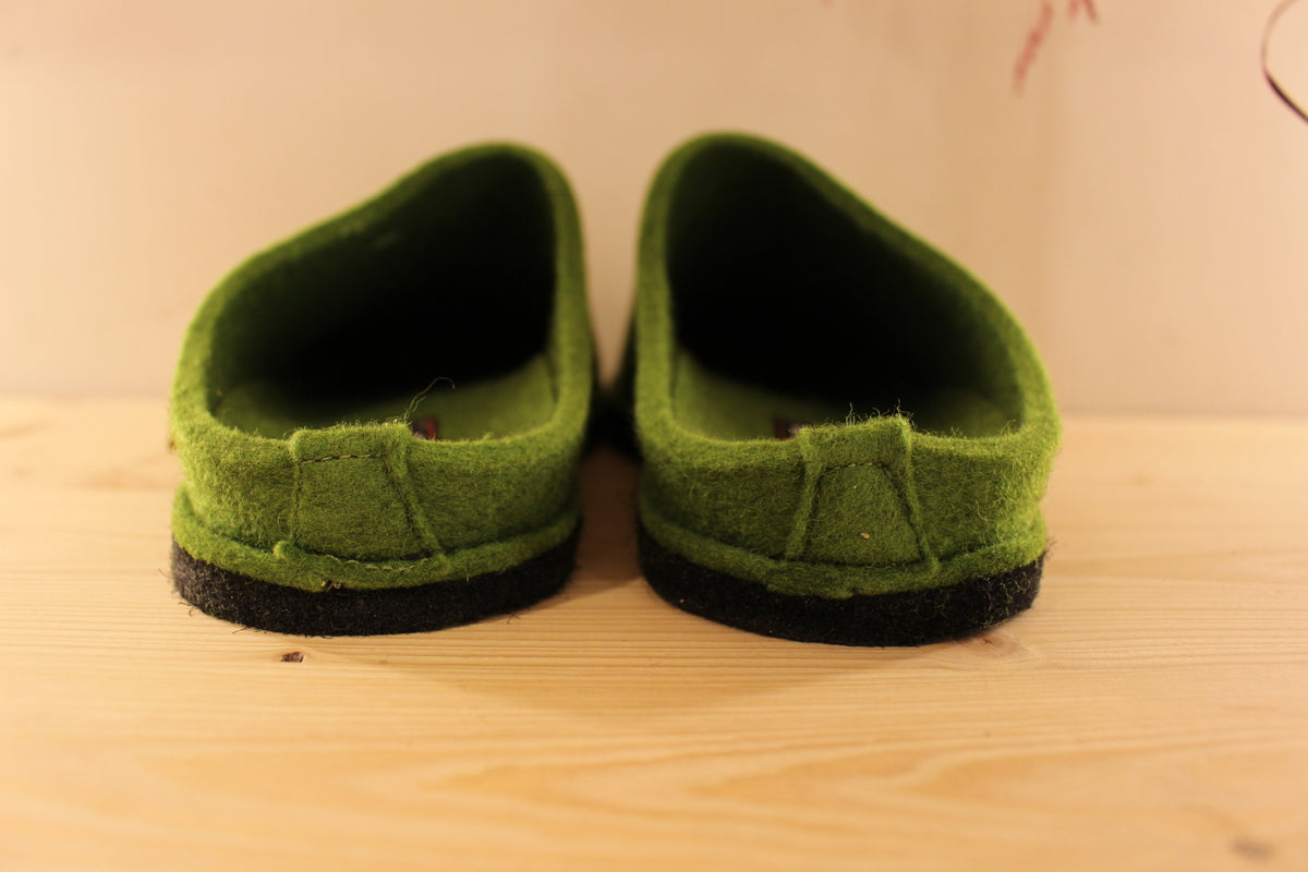 Chaussons Haflinger en pure laine de couleur vert. Chaussons doublées laine ton sur ton. Semelle interne avec voûte plantaire ton sur ton