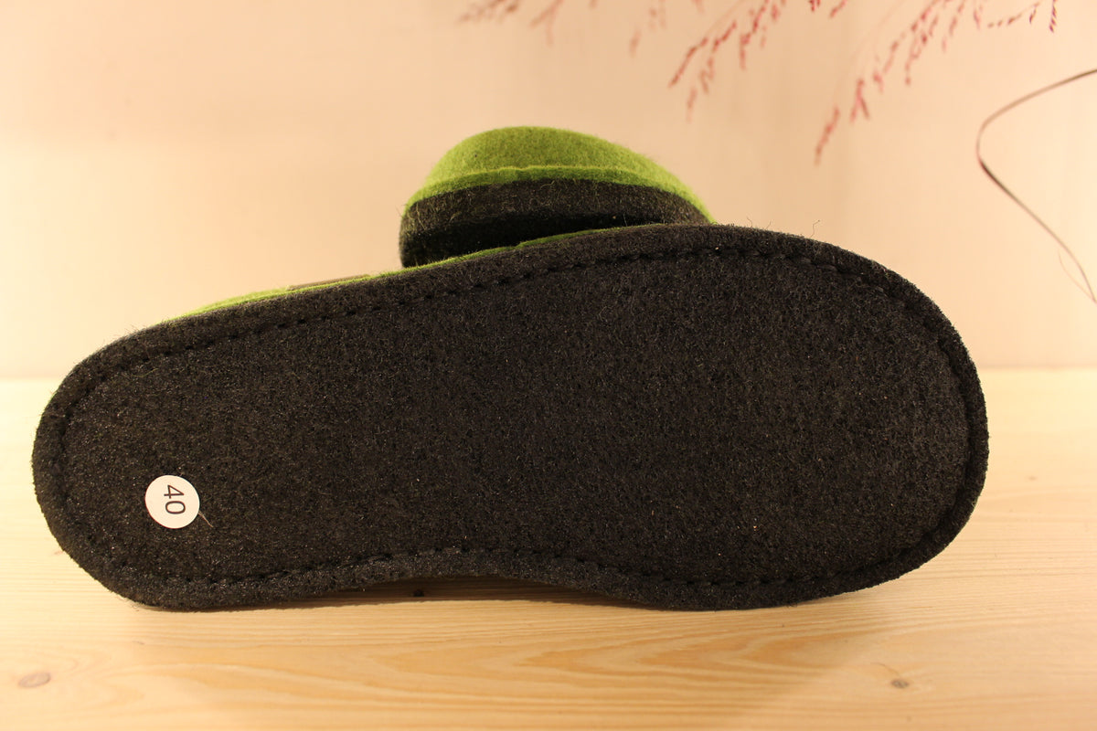 Chaussons Haflinger en pure laine de couleur vert. Chaussons doublées laine ton sur ton. Semelle interne avec voûte plantaire ton sur ton