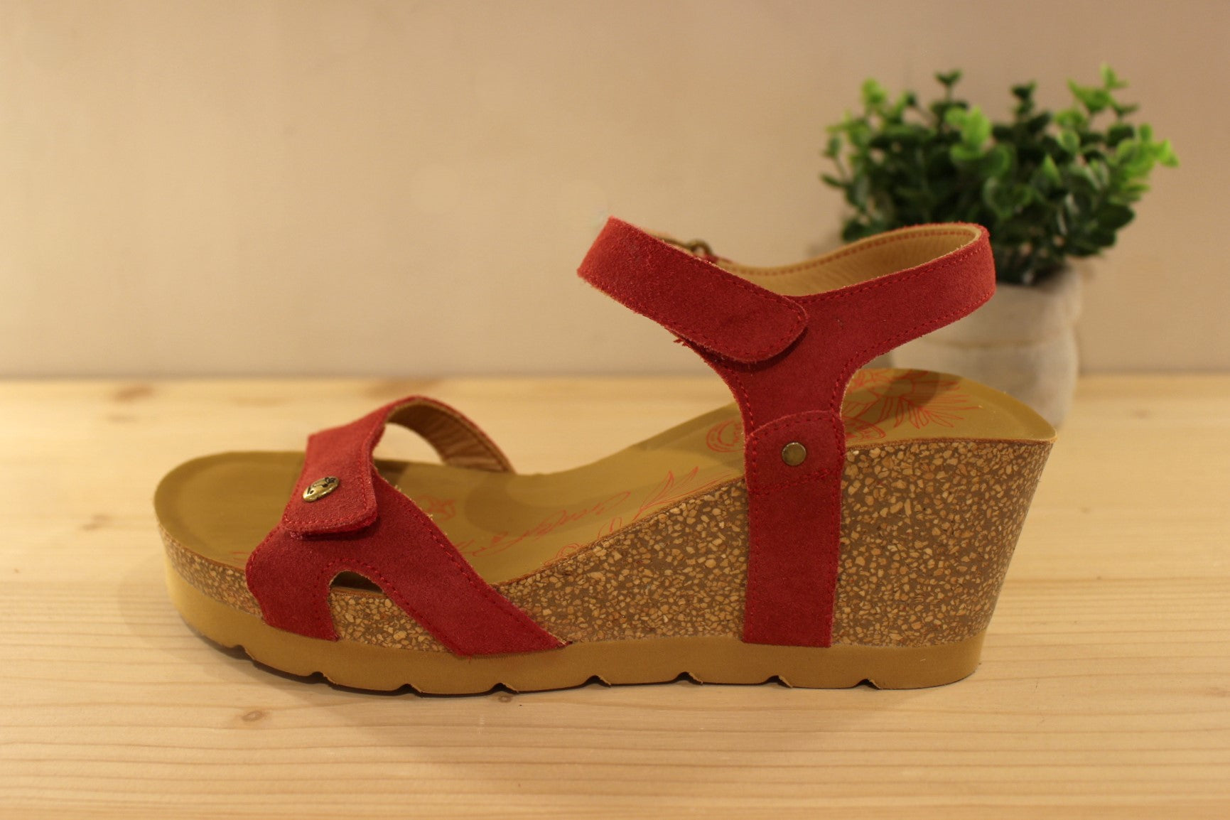 Panama Jack, Fabrication espagnole. Sandales en cuir velours de couleur rouge semelles anatomiques