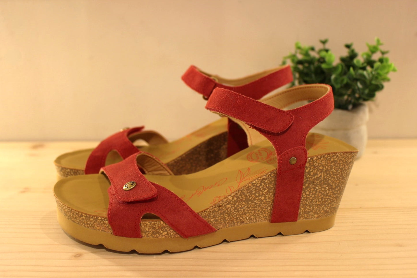 Panama Jack, Fabrication espagnole. Sandales en cuir velours de couleur rouge semelles anatomiques