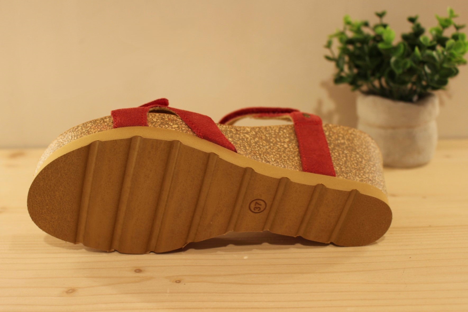 Panama Jack, Fabrication espagnole. Sandales en cuir velours de couleur rouge semelles anatomiques