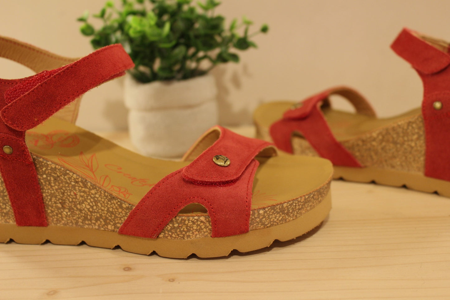 Panama Jack, Fabrication espagnole. Sandales en cuir velours de couleur rouge semelles anatomiques