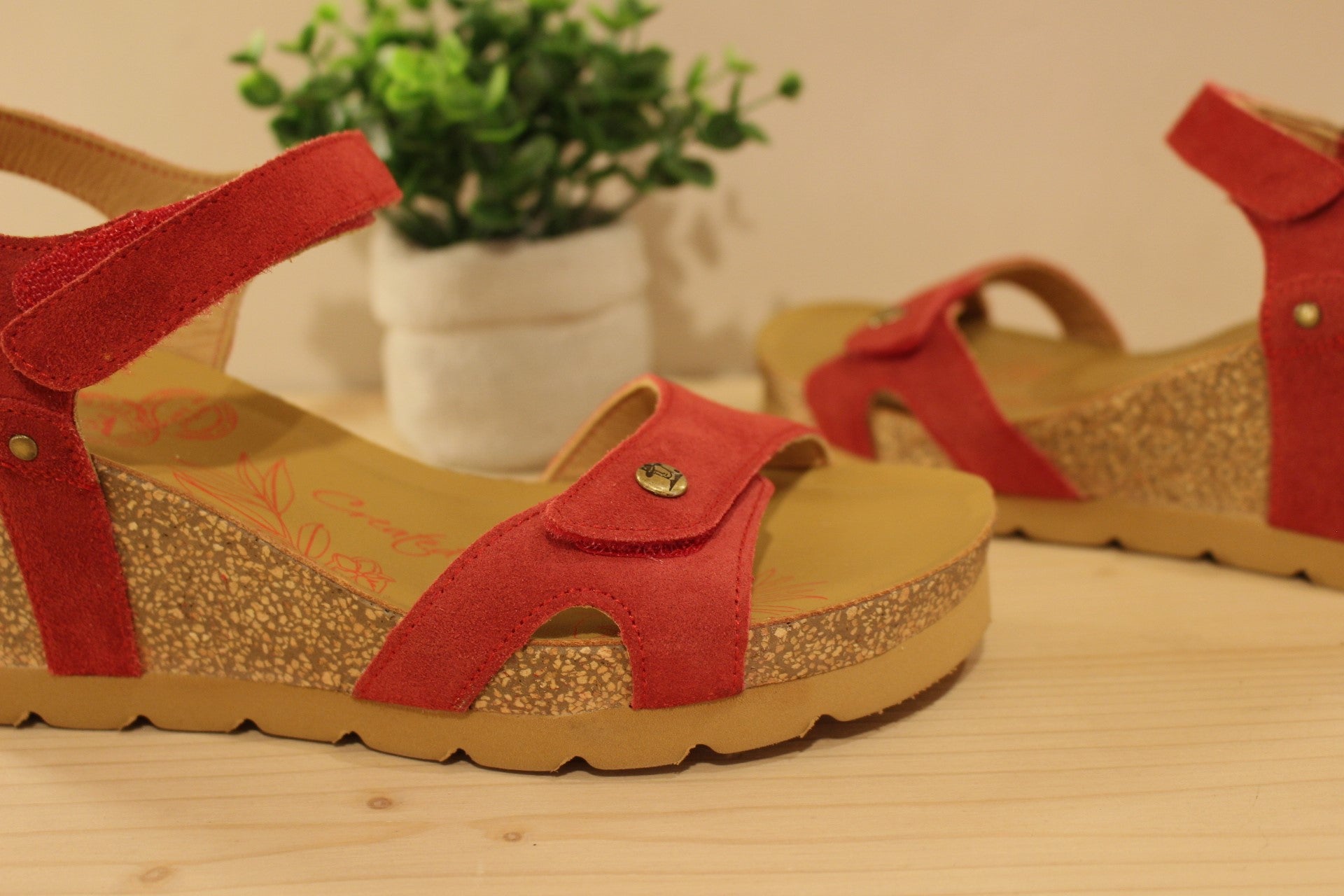 Panama Jack, Fabrication espagnole. Sandales en cuir velours de couleur rouge semelles anatomiques