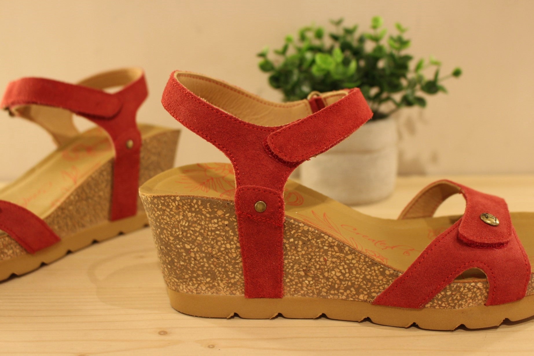 Panama Jack, Fabrication espagnole. Sandales en cuir velours de couleur rouge semelles anatomiques