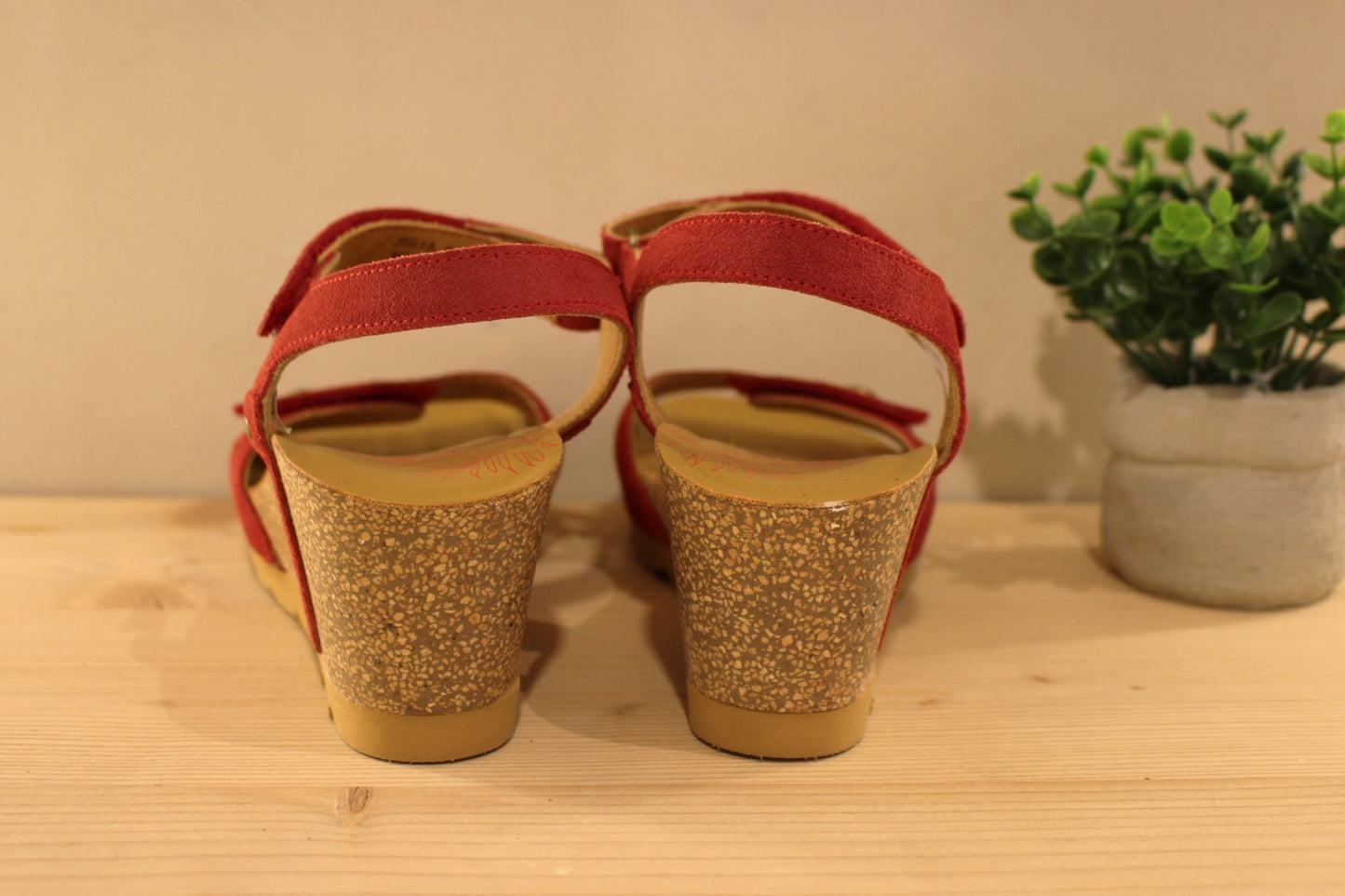 Panama Jack, Fabrication espagnole. Sandales en cuir velours de couleur rouge semelles anatomiques