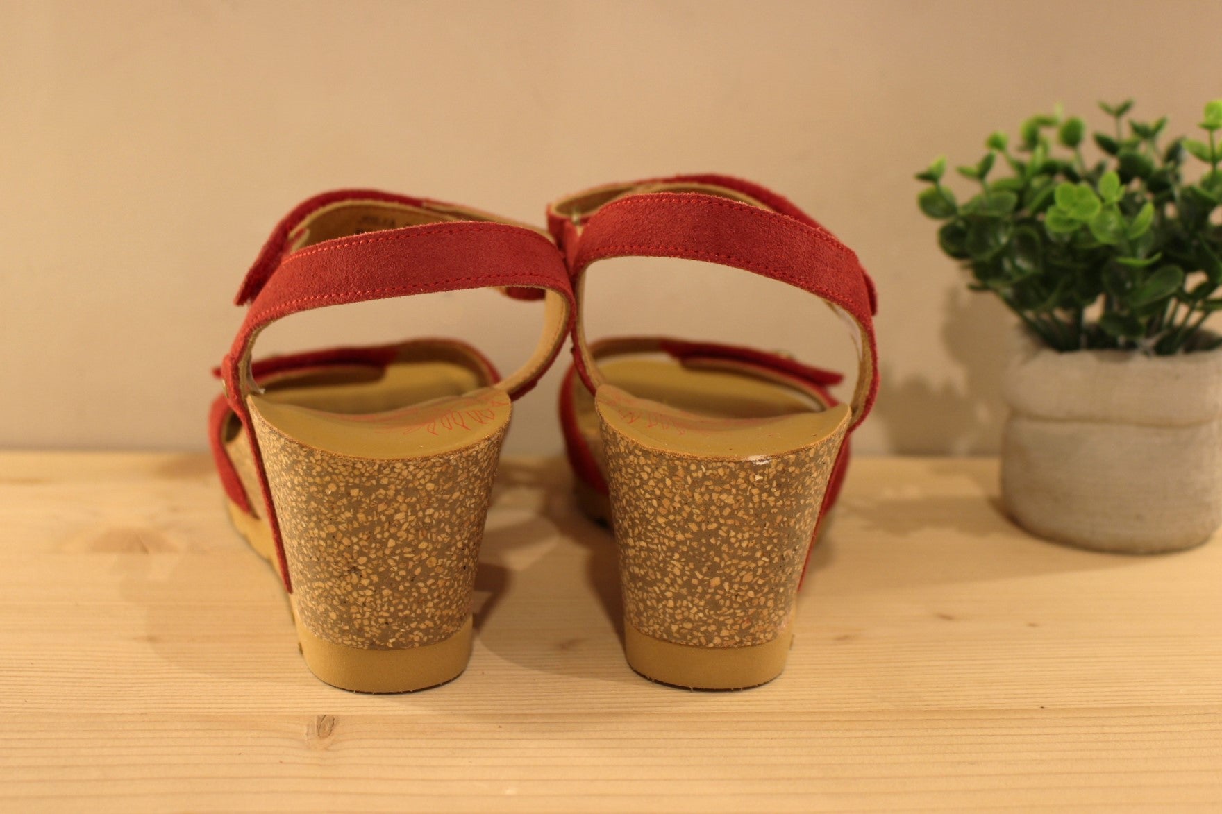 Panama Jack, Fabrication espagnole. Sandales en cuir velours de couleur rouge semelles anatomiques