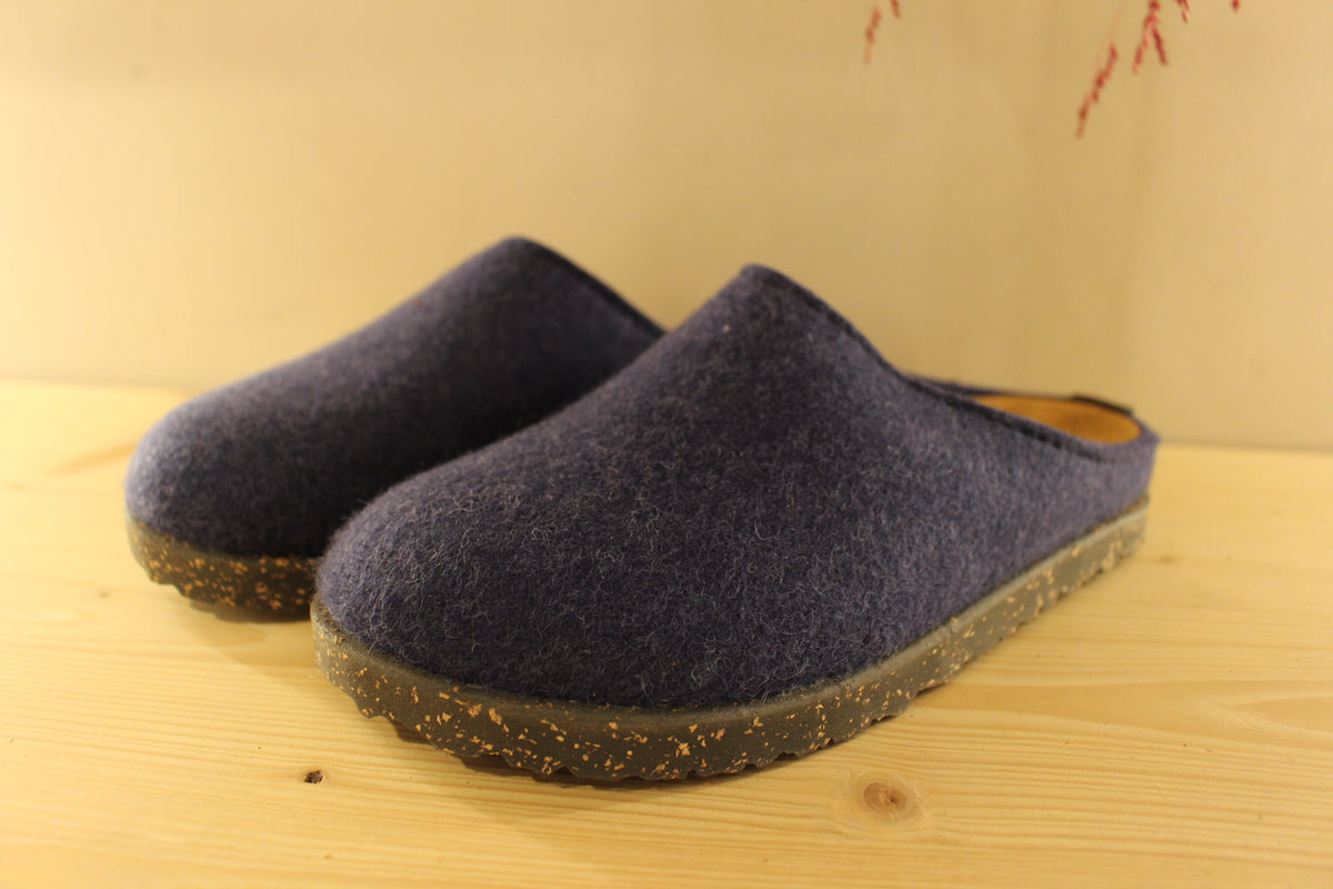 Chaussons Haflinger homme en pure laine de couleur bleu jean. Chaussons doublées laine ton sur ton. Semelle interne anatomique, amovible en cuir.