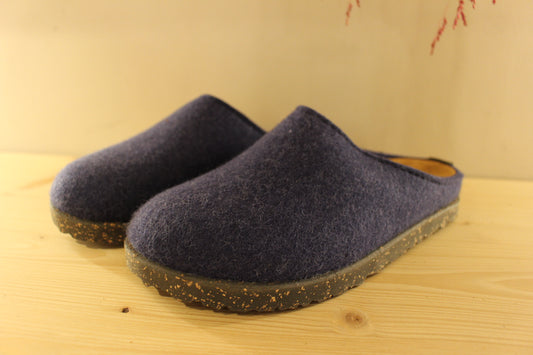 Chaussons Haflinger homme en pure laine de couleur bleu jean. Chaussons doublées laine ton sur ton. Semelle interne anatomique, amovible en cuir.