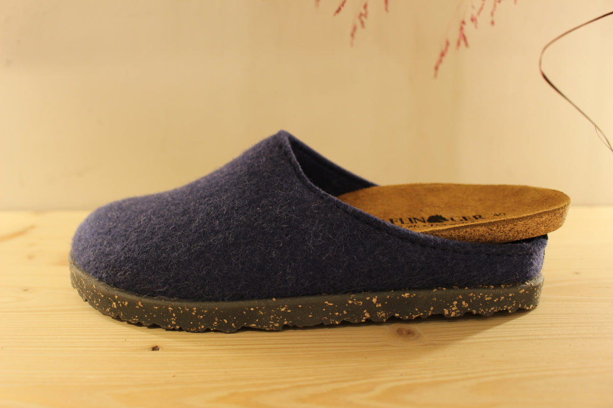 Chaussons Haflinger homme en pure laine de couleur bleu jean. Chaussons doublées laine ton sur ton. Semelle interne anatomique, amovible en cuir.