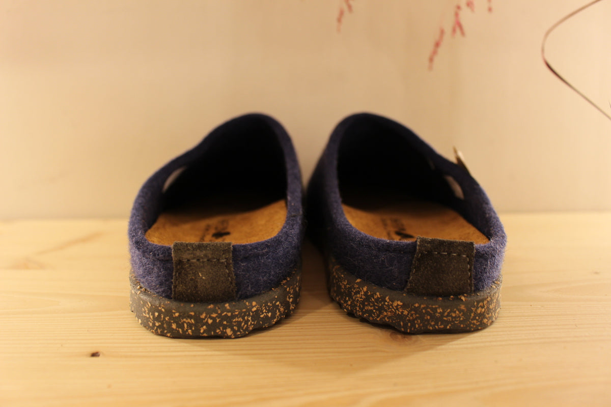 Chaussons Haflinger homme en pure laine de couleur bleu jean. Chaussons doublées laine ton sur ton. Semelle interne anatomique, amovible en cuir.