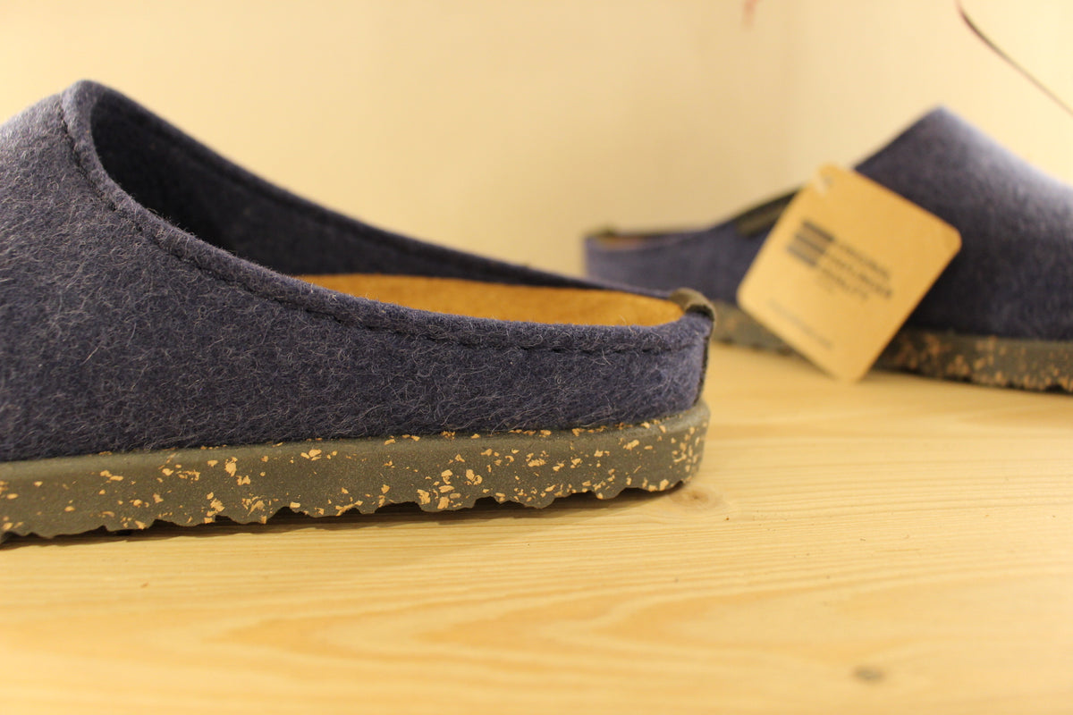 Chaussons Haflinger homme en pure laine de couleur bleu jean. Chaussons doublées laine ton sur ton. Semelle interne anatomique, amovible en cuir.