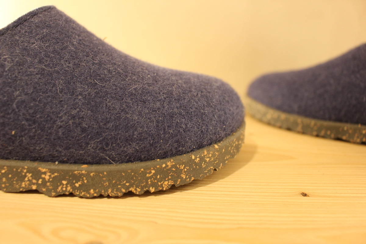 Chaussons Haflinger homme en pure laine de couleur bleu jean. Chaussons doublées laine ton sur ton. Semelle interne anatomique, amovible en cuir.
