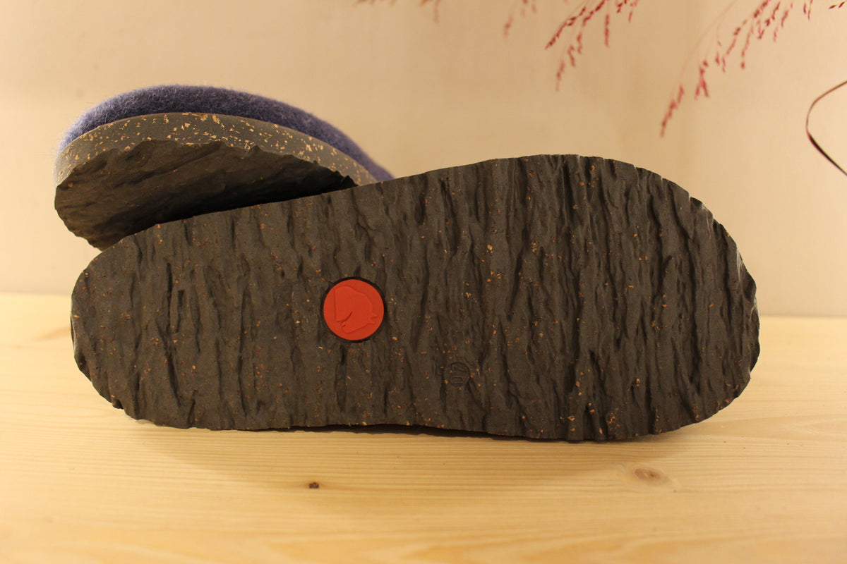 Chaussons Haflinger homme en pure laine de couleur bleu jean. Chaussons doublées laine ton sur ton. Semelle interne anatomique, amovible en cuir.
