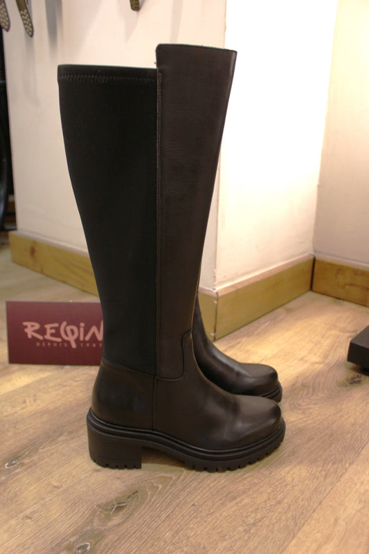 Bottes REQINS en cuir de couleur noir. Stretch sur l'arrière pour galber votre jambe. Zip du côté interne