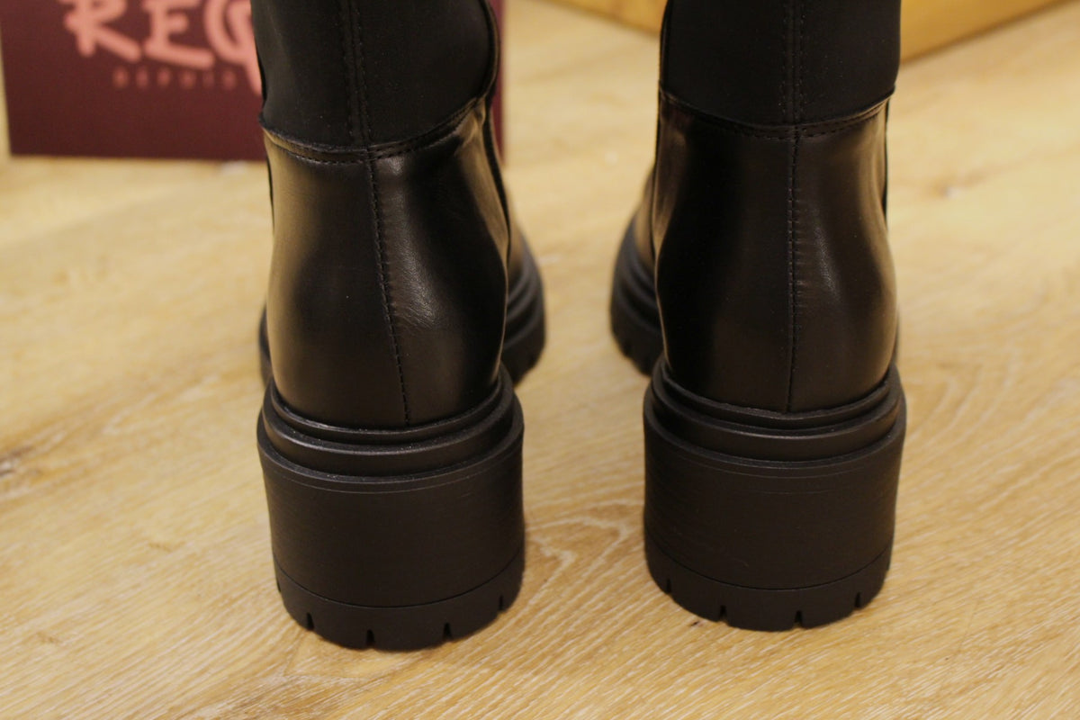 Bottes REQINS en cuir de couleur noir. Stretch sur l'arrière pour galber votre jambe. Zip du côté interne
