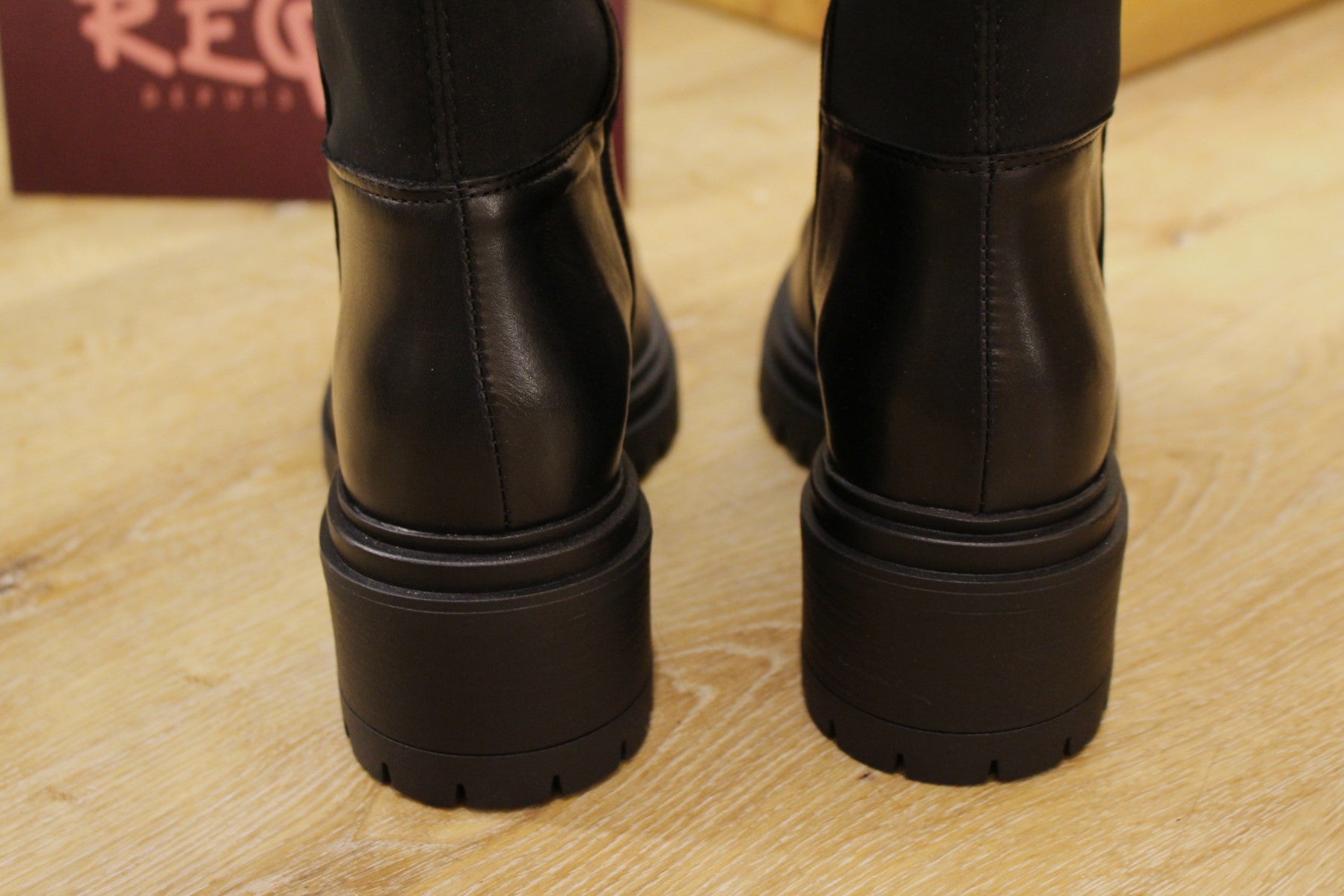 Bottes REQINS en cuir de couleur noir. Stretch sur l'arrière pour galber votre jambe. Zip du côté interne