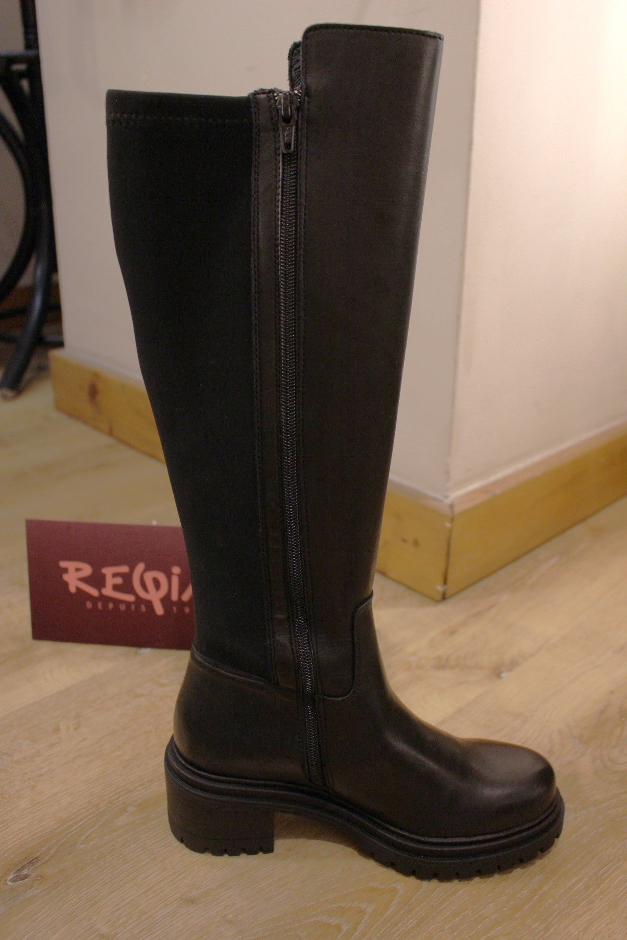 Bottes REQINS en cuir de couleur noir. Stretch sur l'arrière pour galber votre jambe. Zip du côté interne