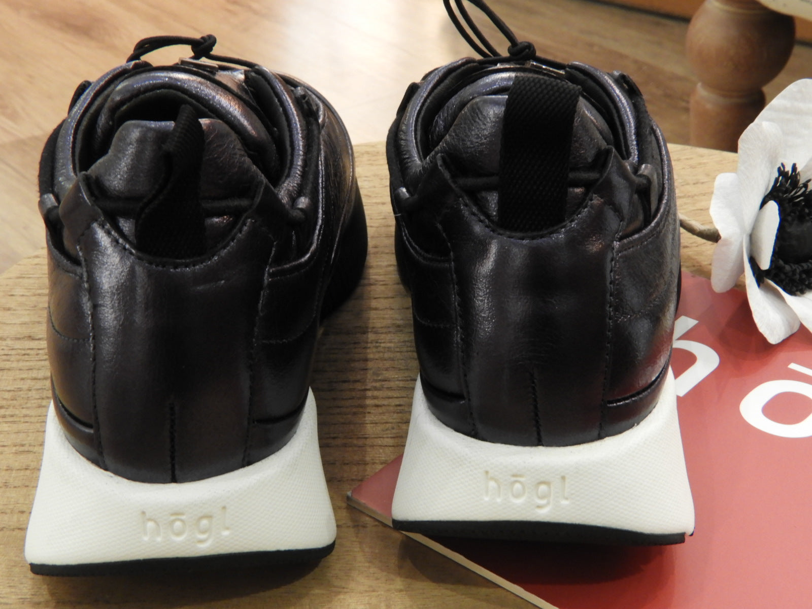 Sneaker femme cuir craquelé indigo très chic et confortable HOGL