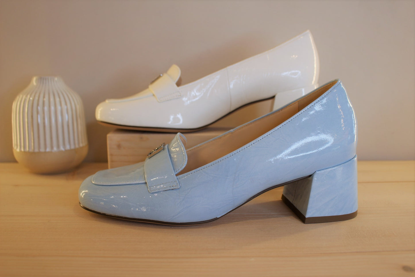 Mocassin cuir vernis blanc ou bleu ciel petit talon HOGL